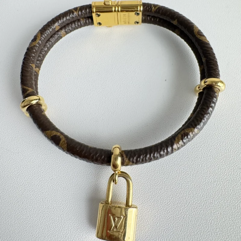 Pre Owned Louis Vuitton Keep It Twice Brass Charm Bracelet with Gold Padlock Closure and Monogram Pattern